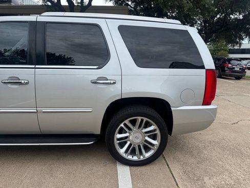 Used 2013 Cadillac Escalade Luxury RWD image 5