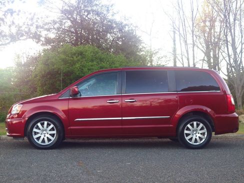 Used 2016 Chrysler Town & Country Touring w/ Driver Convenience Group FWD image 2