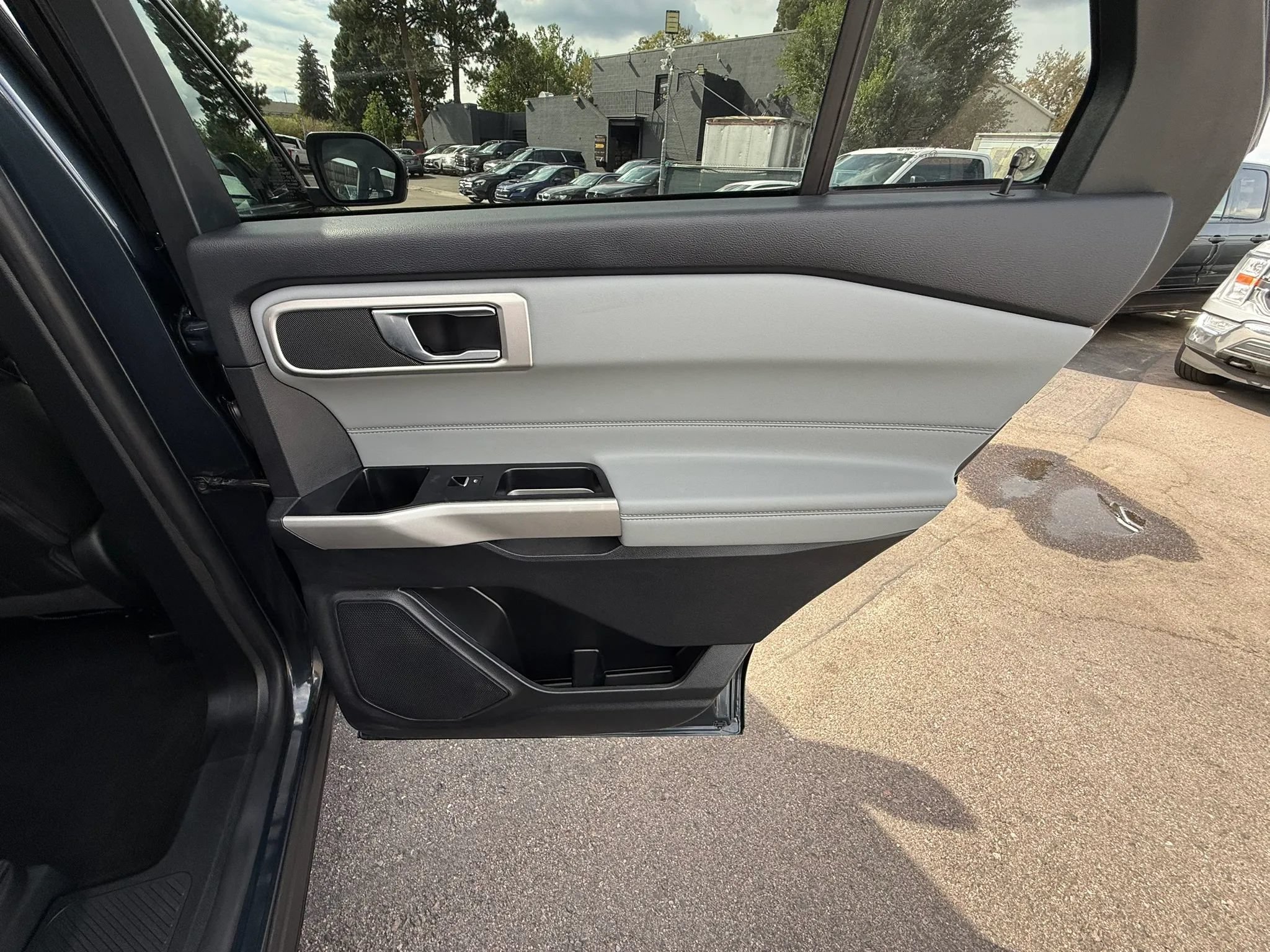 Used 2022 Ford Explorer XLT w/ Equipment Group 202A AWD/4WD image 25