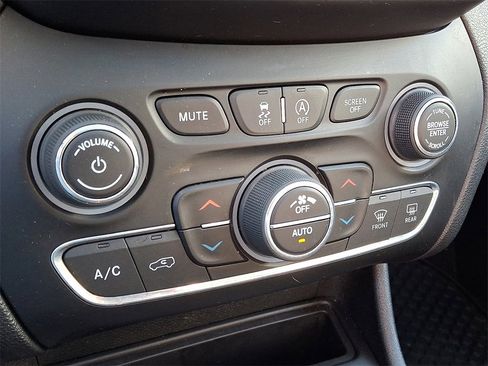 Used 2019 Jeep Cherokee Trailhawk image 16