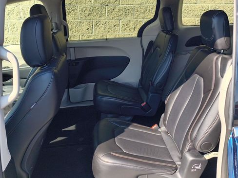 Used 2024 Chrysler Pacifica Touring-L FWD image 29