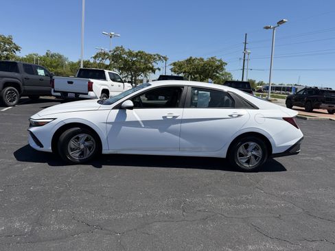 Used 2025 Hyundai Elantra SE FWD image 4
