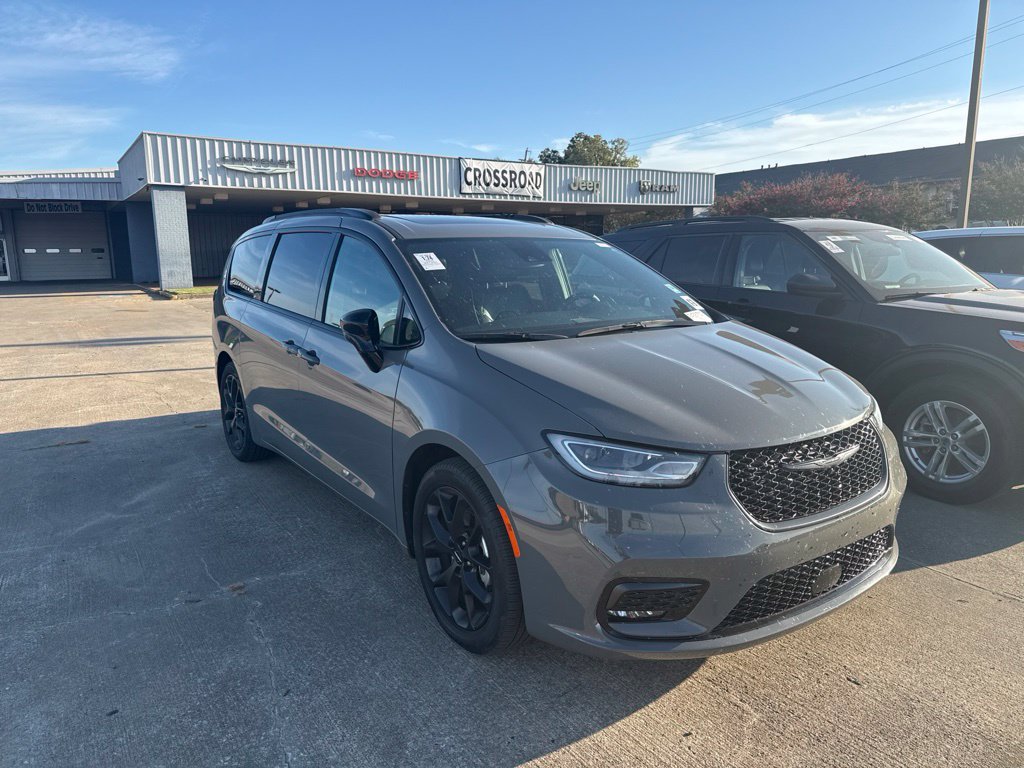 Used 2025 Chrysler Pacifica Limited FWD image 2