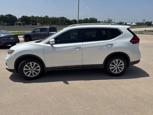 Used 2017 Nissan Rogue SV FWD image 2