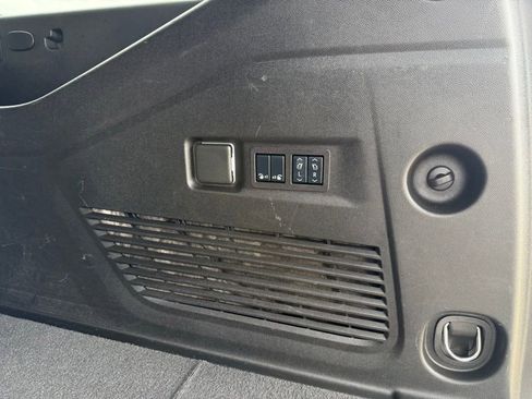 Used 2025 Chevrolet Suburban Premier RWD image 7