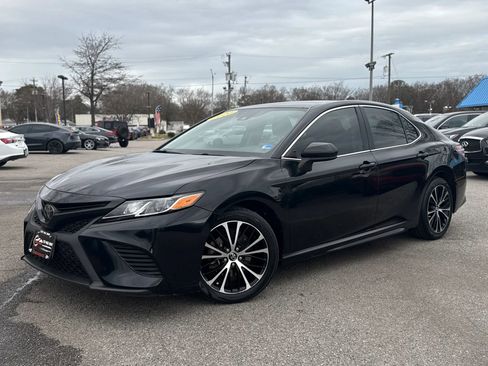 Used 2020 Toyota Camry SE image 2