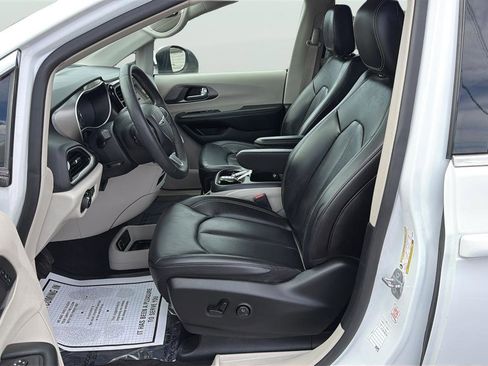 Used 2023 Chrysler Pacifica Touring-L image 11