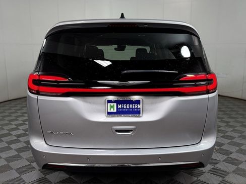 Used 2024 Chrysler Pacifica Touring-L image 3