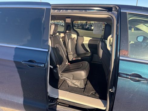 Used 2024 Chrysler Pacifica Touring-L image 19