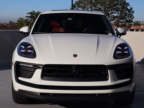 Certified 2025 Porsche Macan image 6