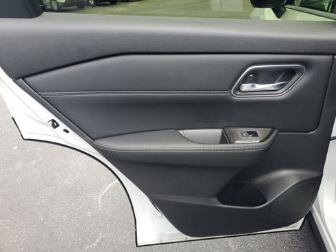 Used 2025 Nissan Rogue Platinum FWD image 8