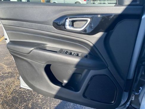 New 2026 Jeep Compass Latitude image 17