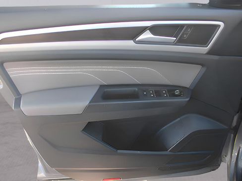 Used 2023 Volkswagen Atlas SE image 33