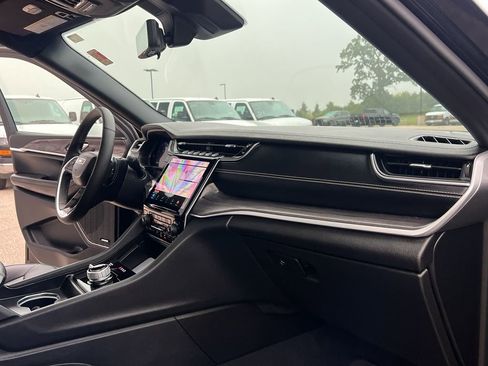 Used 2024 Jeep Grand Cherokee Limited w/ Luxury Tech Group II image 31