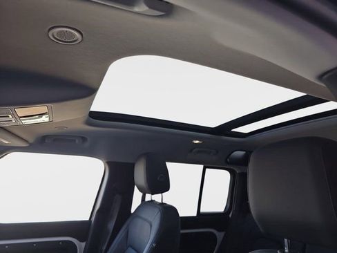 Used 2025 Land Rover Defender 110 S image 31