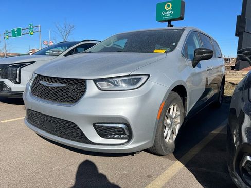 Used 2024 Chrysler Pacifica Touring-L image 3