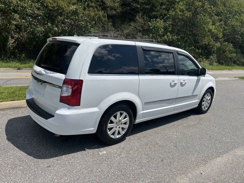 Used 2014 Chrysler Town & Country Touring FWD image 7