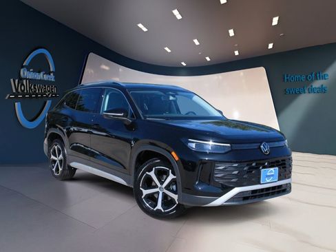 Certified 2025 Volkswagen Tiguan SE FWD image 1