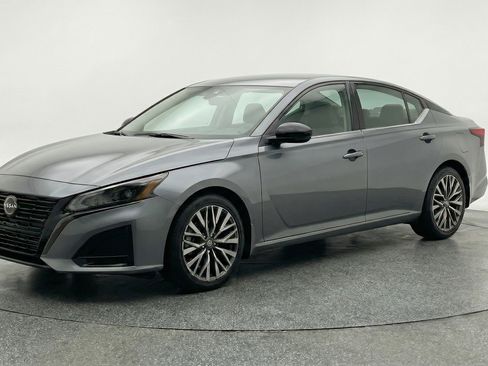 Used 2025 Nissan Altima 2.5 SV FWD image 3