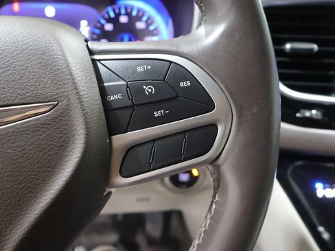 Used 2018 Chrysler Pacifica Touring-L Plus FWD image 45