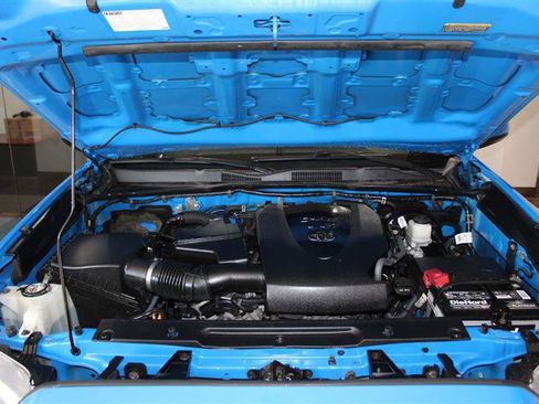 Used 2020 Toyota Tacoma SR5 AWD/4WD image 13
