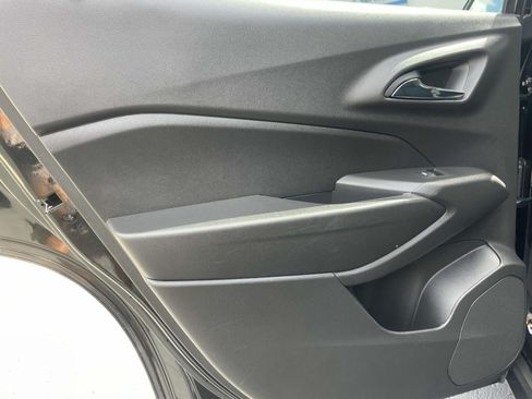 Used 2025 Chevrolet Trax LT FWD image 7