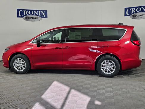 New 2026 Chrysler Pacifica Select image 2
