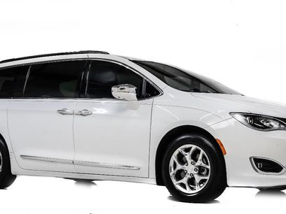 Used 2017 Chrysler Pacifica Limited w/ UConnect Theater Package