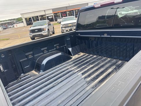 Used 2022 Chevrolet Silverado 1500 LT w/ Z71 Off-Road Package image 6