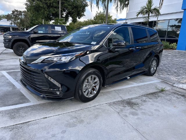 Used 2026 Toyota Sienna XLE FWD image 21