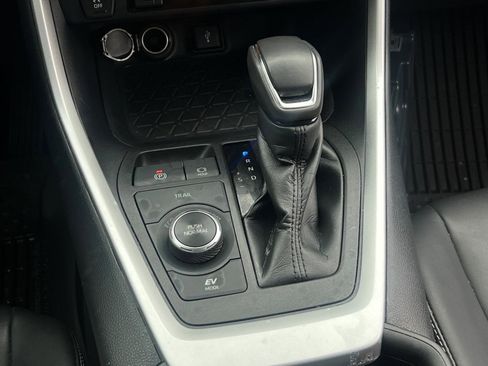 Used 2021 Toyota RAV4 XLE Premium image 17