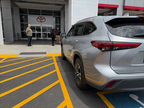 Used 2020 Toyota Highlander XLE AWD/4WD image 4