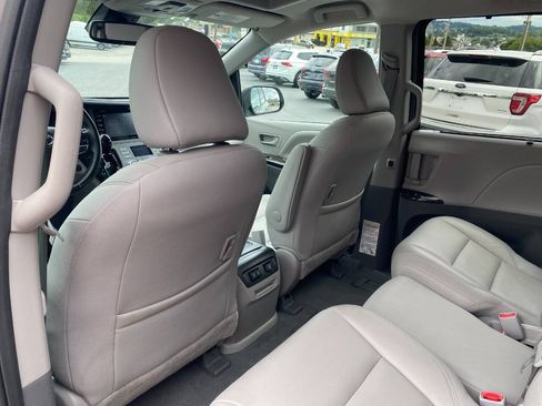Used 2020 Toyota Sienna XLE FWD image 21