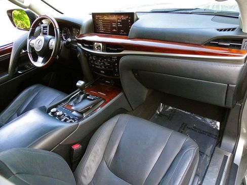 Used 2019 Lexus LX 570 4WD w/ Luxury Package image 36