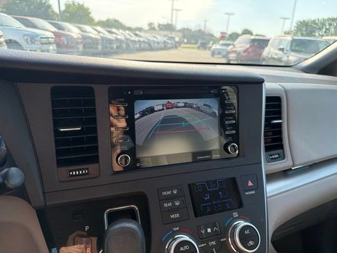 Used 2018 Toyota Sienna LE w/ Carpet Mat Package AWD/4WD image 30