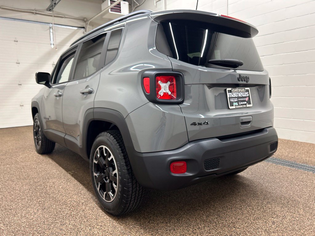 Used 2023 Jeep Renegade Latitude AWD/4WD image 4