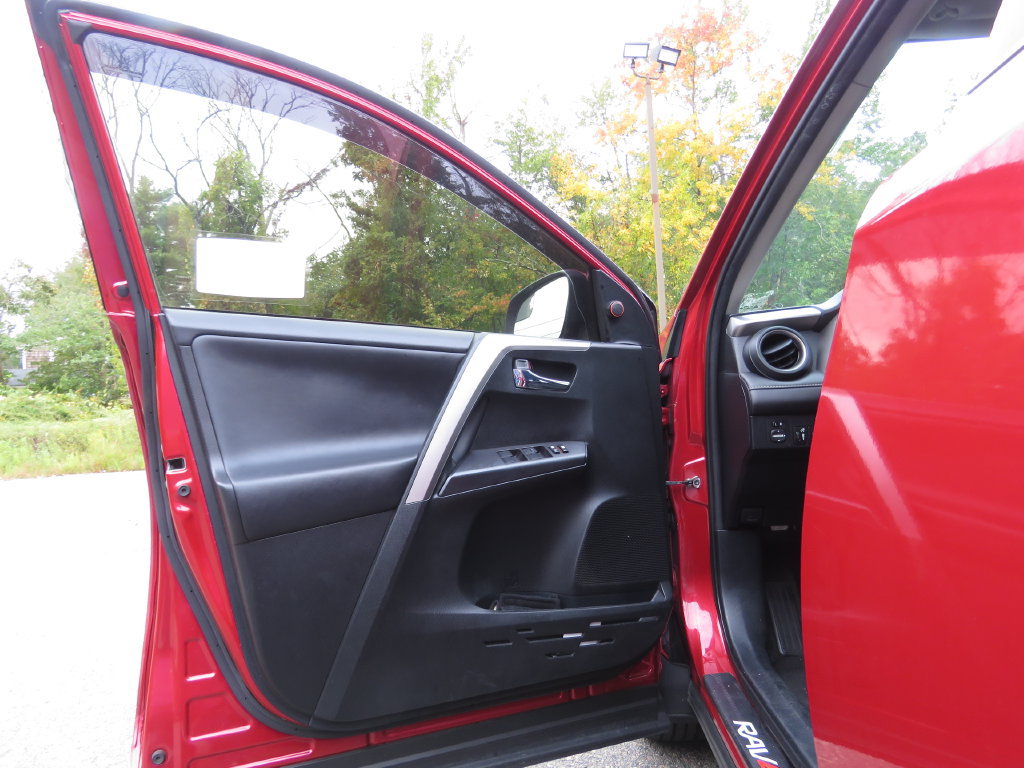 Used 2017 Toyota RAV4 XLE w/ Carpet Mat Package AWD/4WD image 9