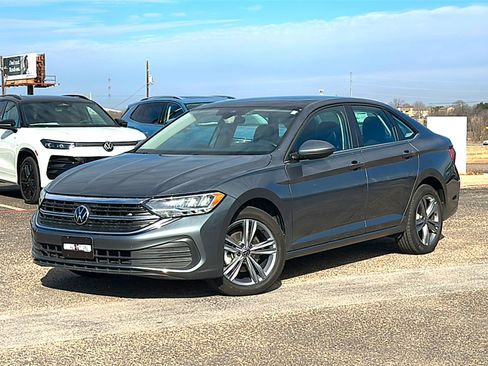 Used 2024 Volkswagen Jetta SE image 2