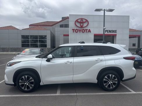 Used 2023 Toyota Highlander XLE image 2