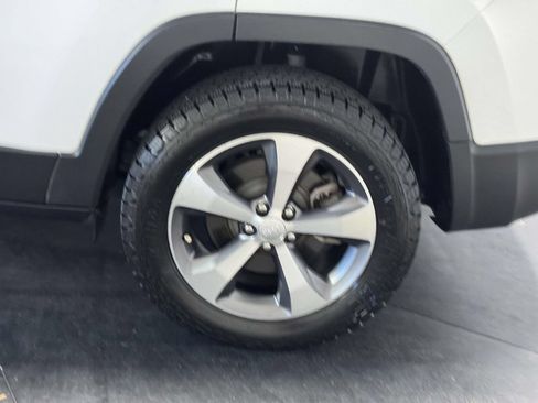 Used 2022 Jeep Cherokee Limited AWD/4WD image 7