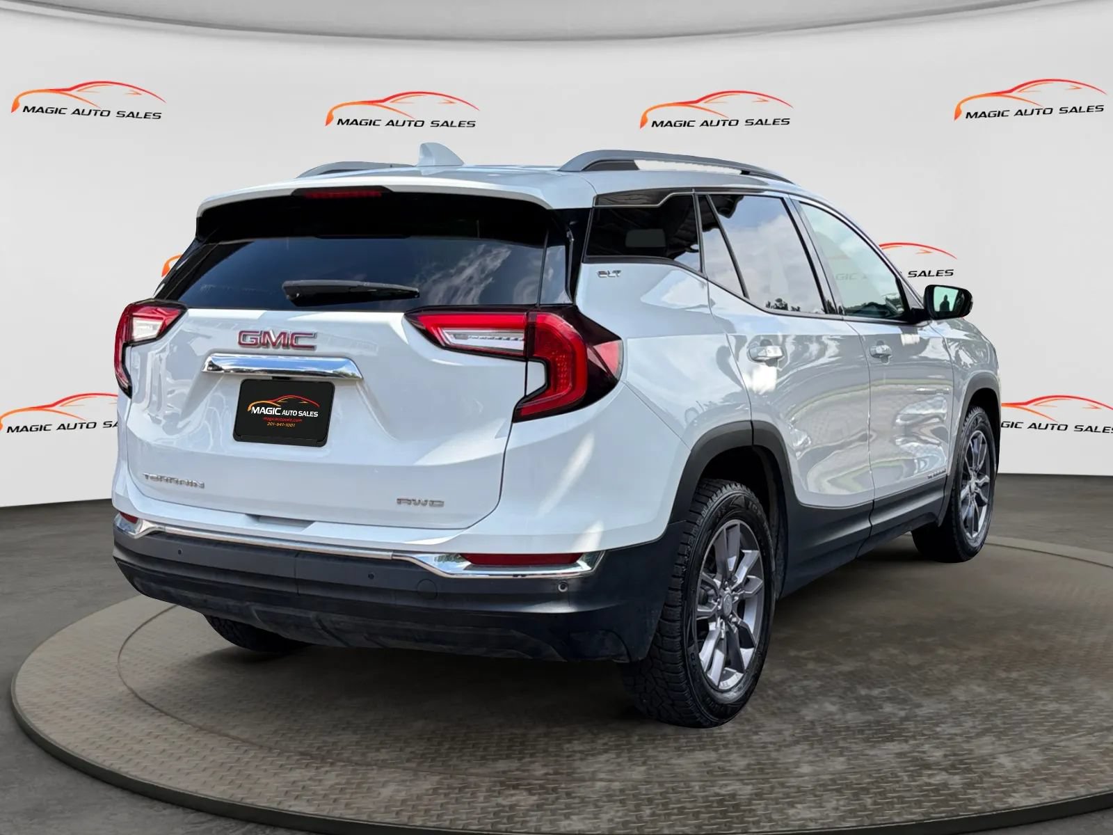 Used 2023 GMC Terrain SLT w/ Tech Package AWD/4WD image 10