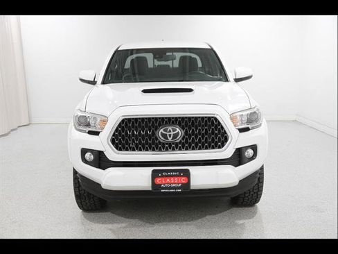 Used 2018 Toyota Tacoma TRD Sport w/ Technology Package image 2
