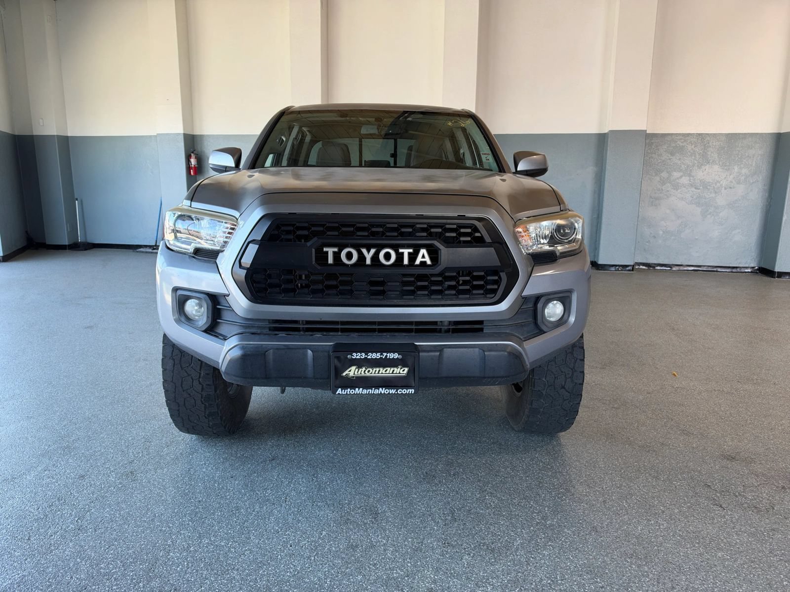 Used 2017 Toyota Tacoma SR5 w/ Tow Package RWD image 2