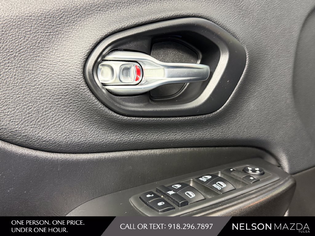 Used 2019 Jeep Cherokee Trailhawk w/ Comfort/Convenience Group AWD/4WD image 23