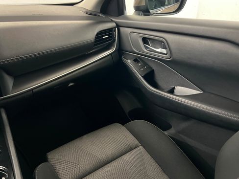 Used 2024 Nissan Rogue SV FWD image 11