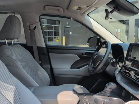 Used 2023 Toyota Highlander LE FWD image 28