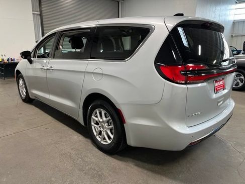 Used 2024 Chrysler Pacifica Touring-L FWD image 5