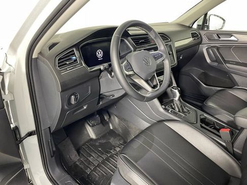 Used 2024 Volkswagen Tiguan SE FWD image 3