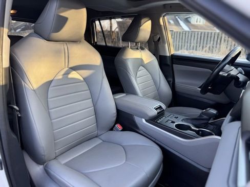 Used 2021 Toyota Highlander XLE image 25