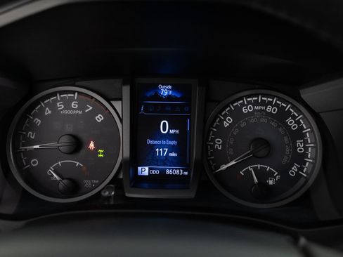 Used 2017 Toyota Tacoma TRD Off-Road w/ Premium & Technology Package AWD/4WD image 33